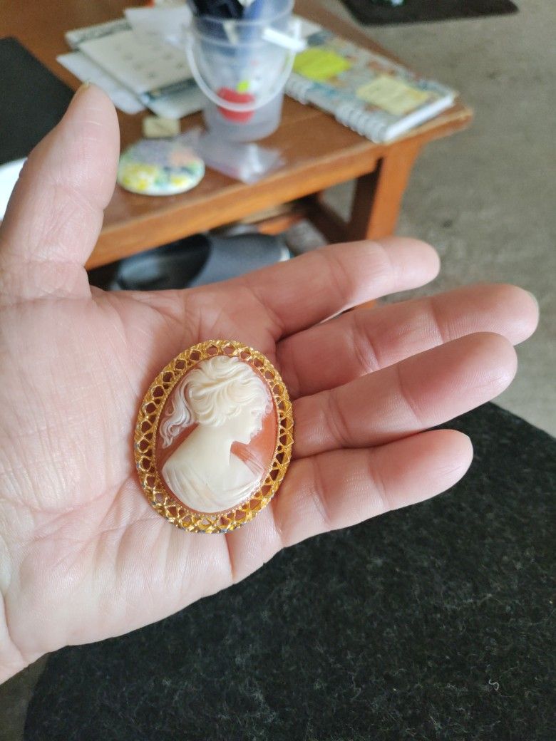 VTG OVAL CORAL LADY FILIGREE- CAMEO BROOCH PIN - (1950) SEE ALL PICS, PICK ⛏️ UP ONLY