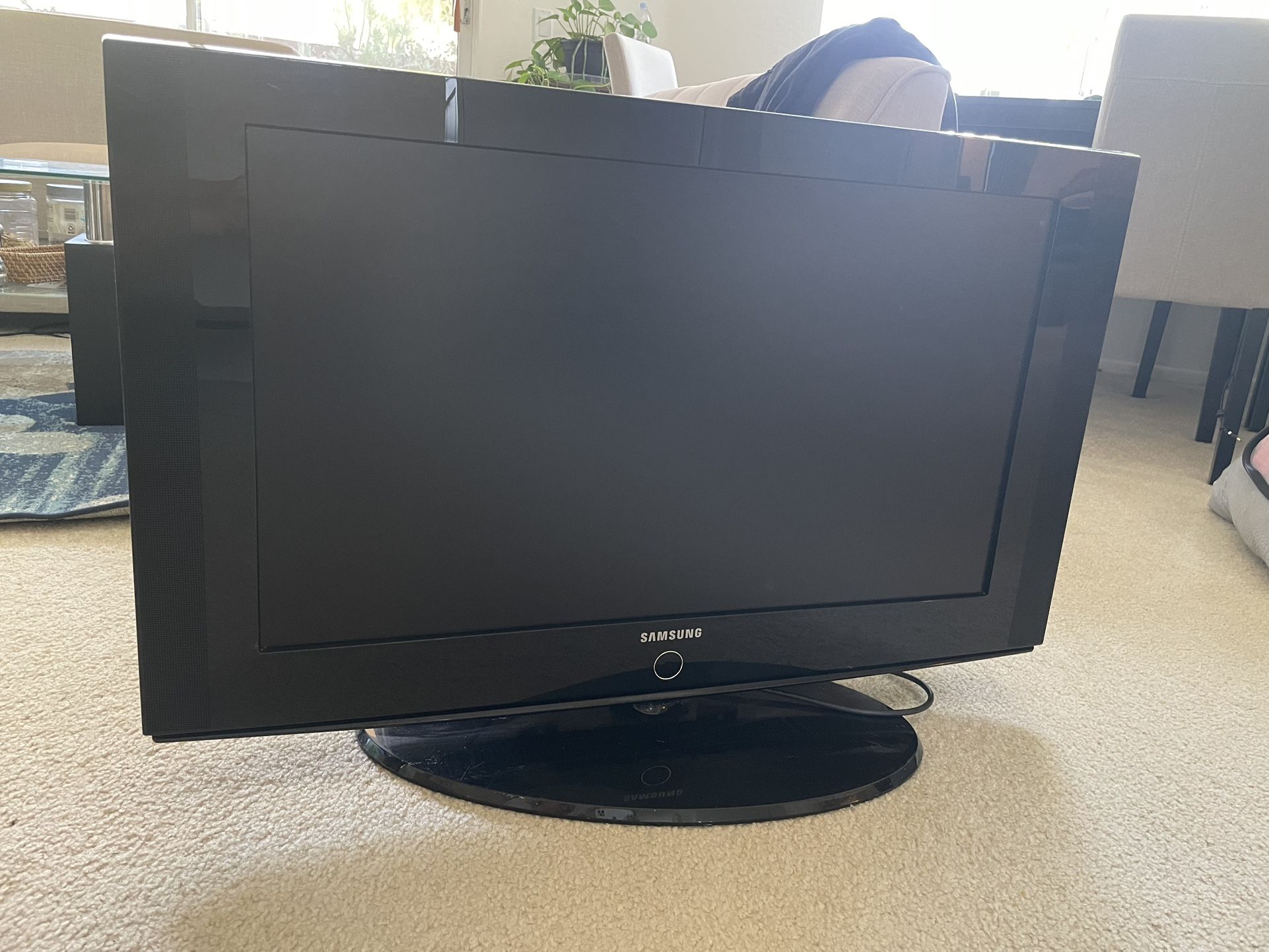 Samsung 32" TV with HDMI Cable