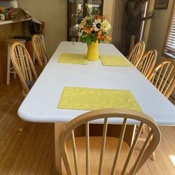 Table Quarts And 8 Wood Chairs