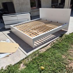 Bed & Dresser Set - 82"x83"