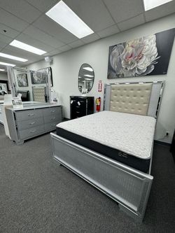 Floor Model Alligator Embossed Queen Bed/5 Pc Queen Bedroom Set