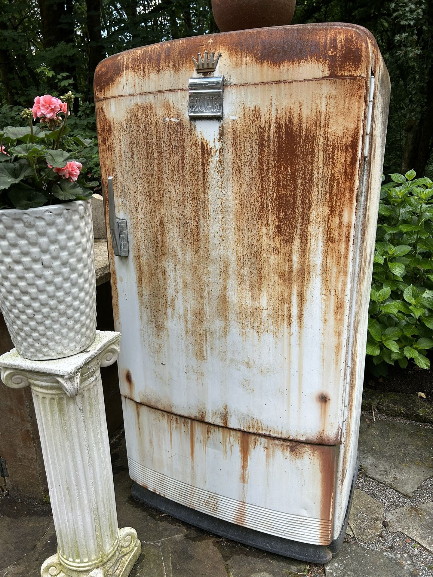 Old Frigidaire With Awesome Patina