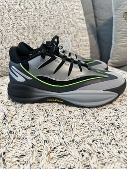 New Men Sketchers Shoes Size 9.5