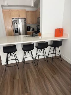 4x black Countertop / bar stools