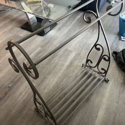 Towel And Blacks Rack 40