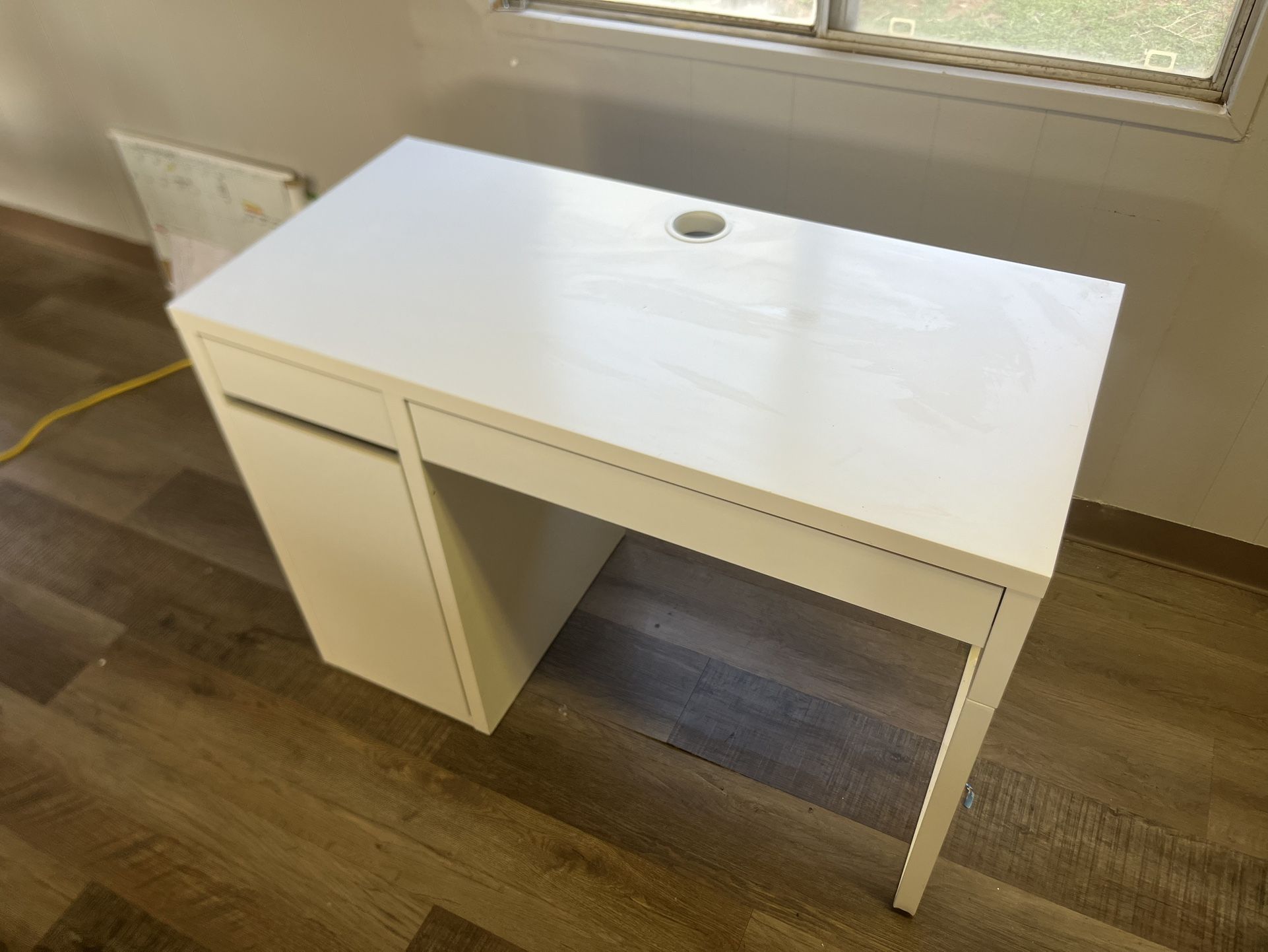 Office Desk Spotless. Paid 300. First 100$ Takes It