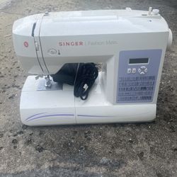 Singer Sewing Machine 