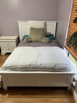 Bedroom set no mattress