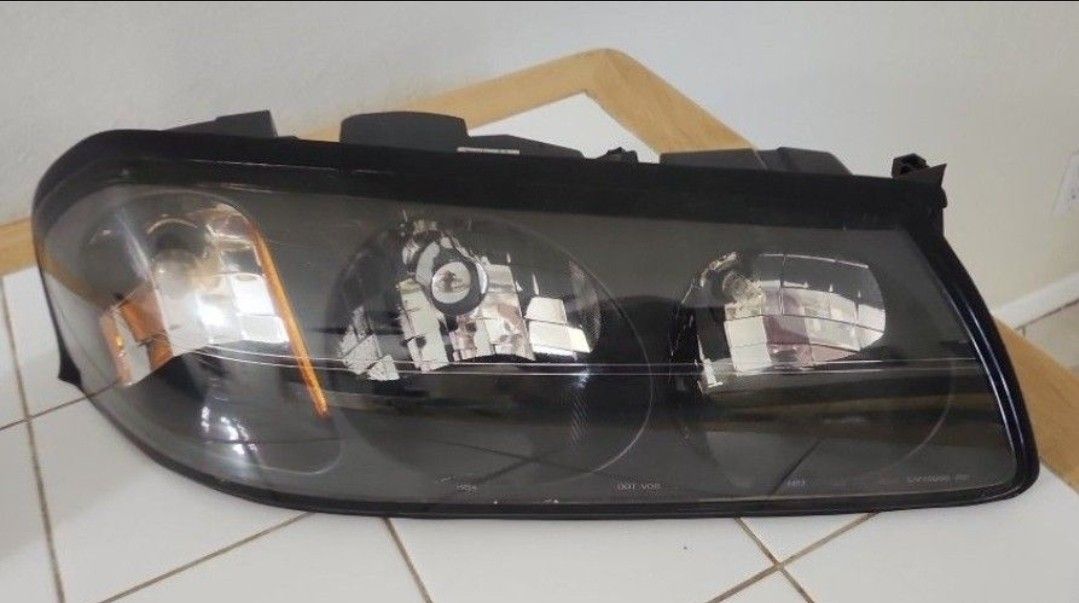  Original Equipment 2000-2005 Chevy Impala Passenger Headlight Assembly W Bulb's 