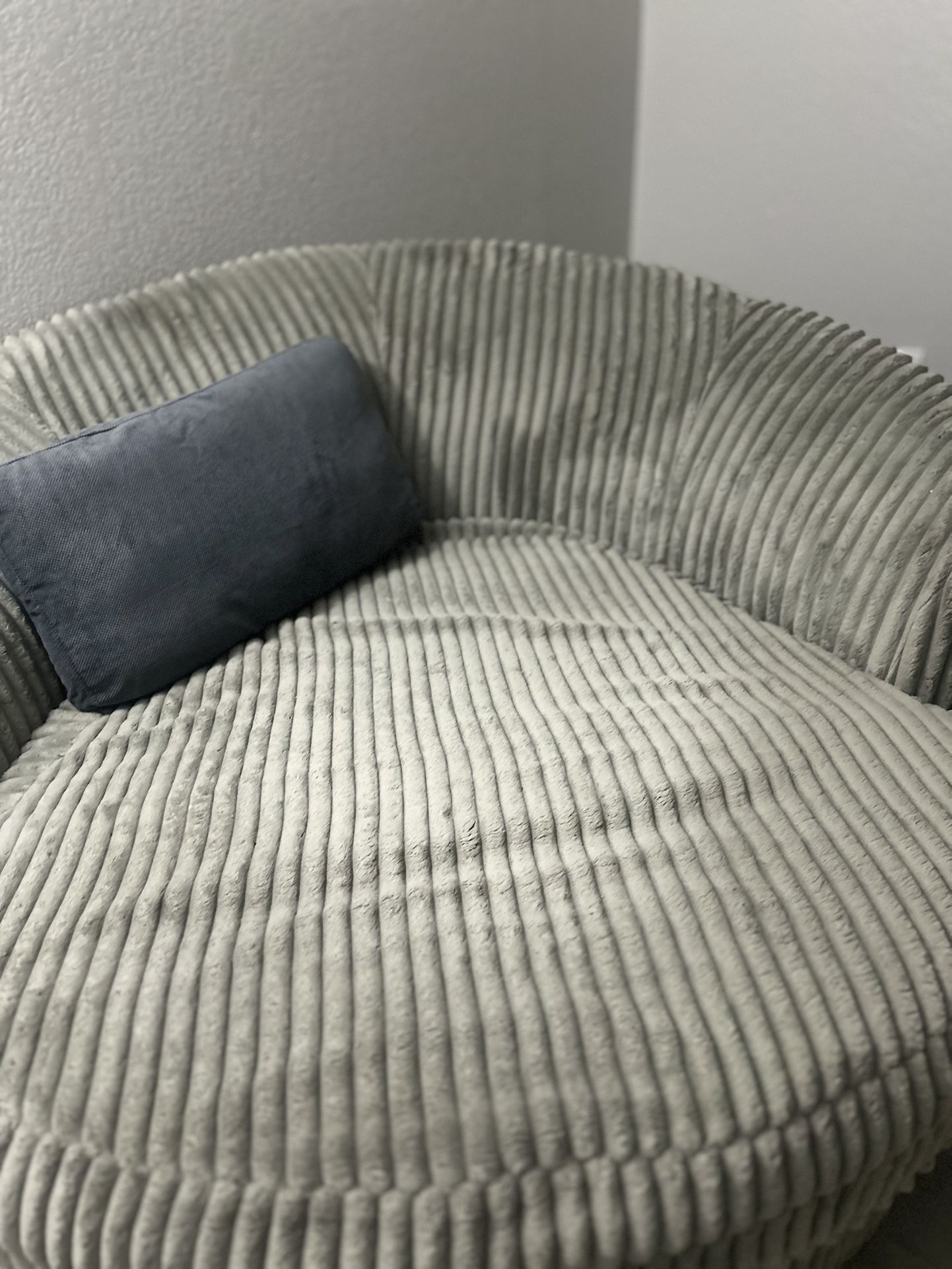 Round Upsteel Love Seat