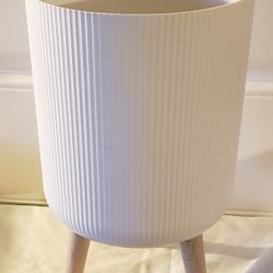 Modern White Ribbed Design Hard Plastic Flower/Plant Pot with Wooden Legs
