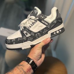 EU 42 (size 8.5 Men) 