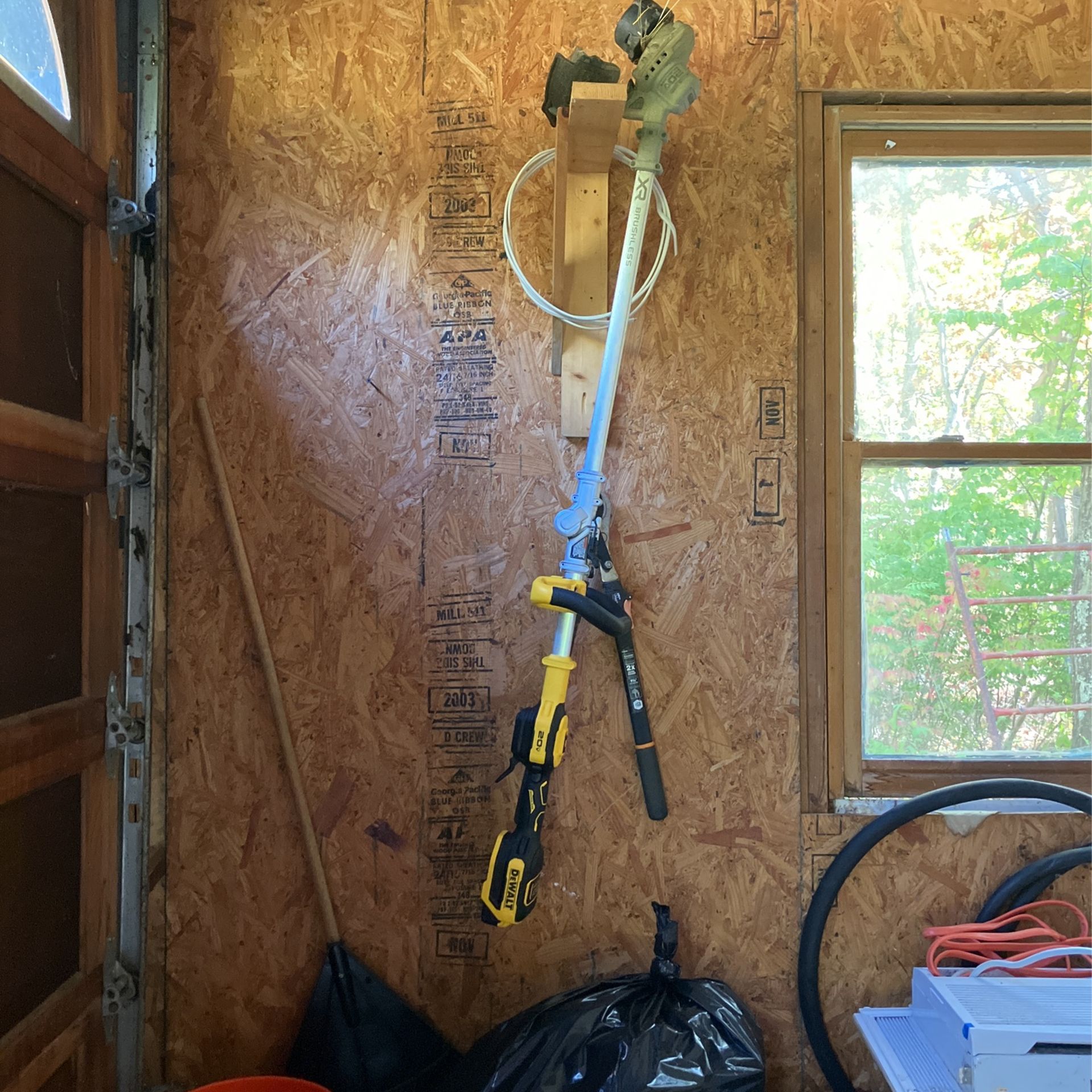 Dewalt 20 V weedeater with charger