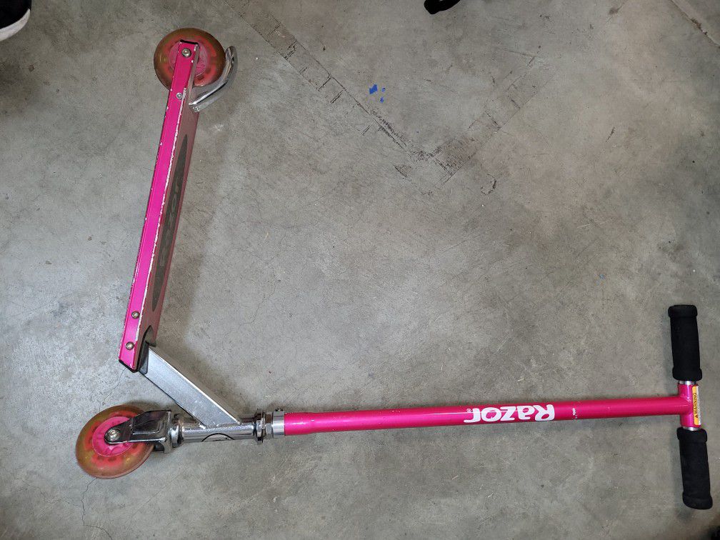 Girls Pink Razor Scooter 