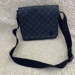 Authentic Louis Vuitton Monogram Men's Messenger Bag Date Code FO0068 for  Sale in Freemansburg, PA - OfferUp