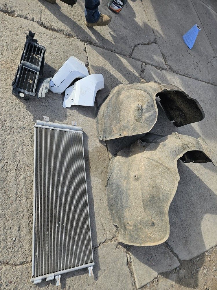 Gmc Sierra 2500 HD Diesel Front Parts Fender Bumper Condenser