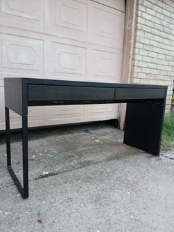 desk w/wireless charger