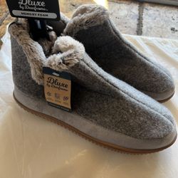 Deluxe by Dearfoams Gray Slipper Boots XL 11-12 New Soft gray slippers with plush faux fur trim. Ideal for cozy comfort.