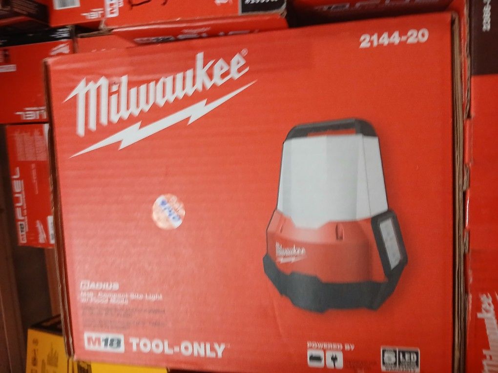 Milwaukee New Light 18M