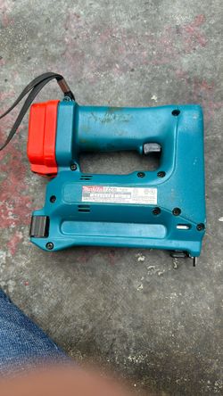 Makita cordless stapler kit model T220D & right angle drill DA391D vintage tools