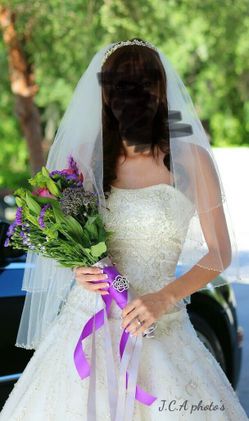 Selling my wedding dress asking $1,000 the value of this dress is 2 thousand and 100