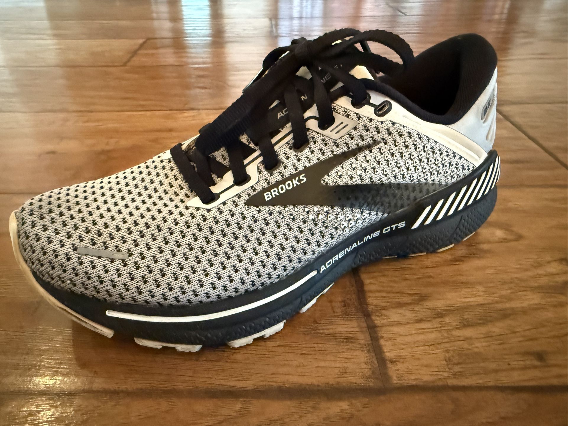 Brooks Adrenaline GTS 22 Women’s Size 8