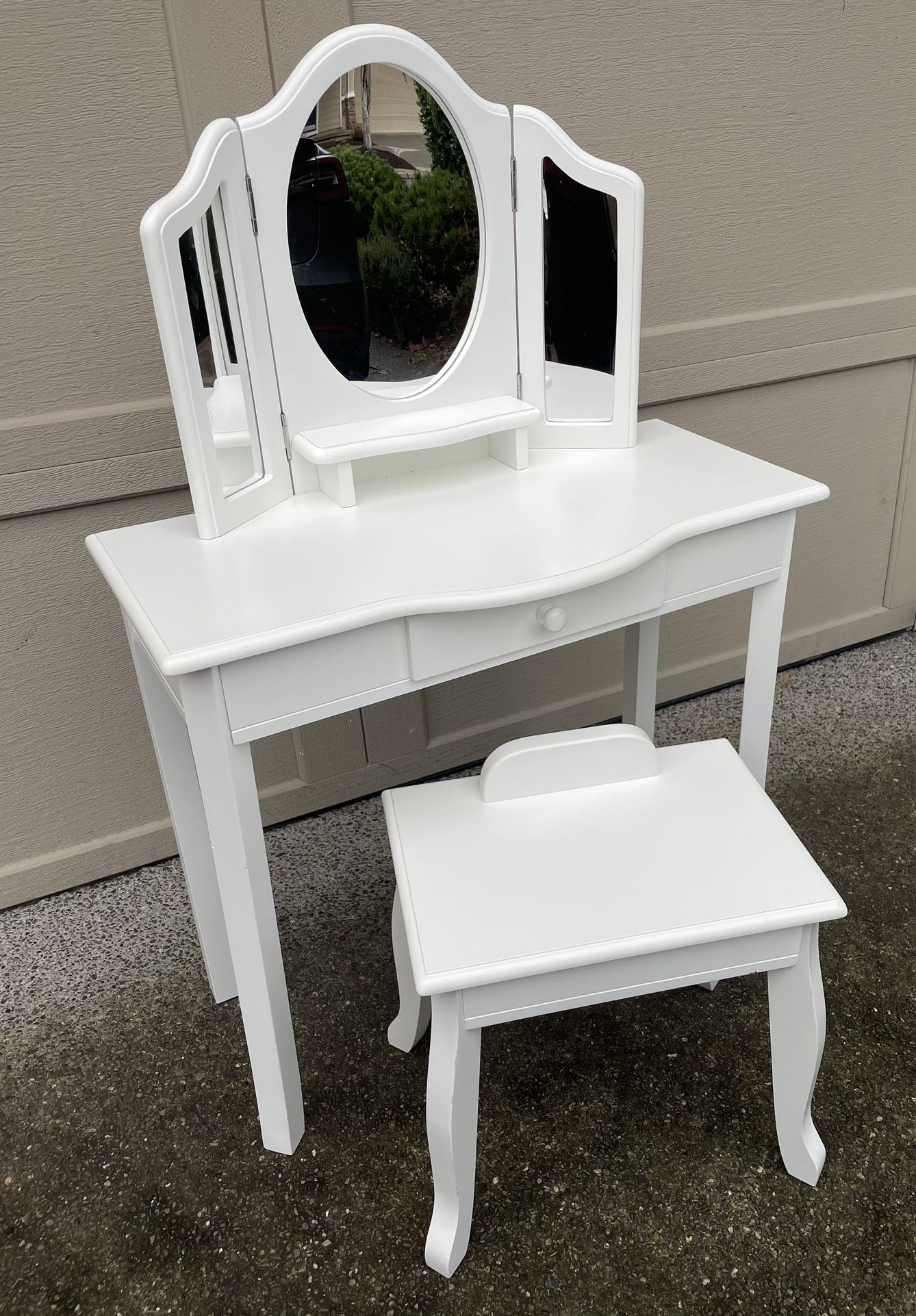 Little Girl’s Vanity With Stool