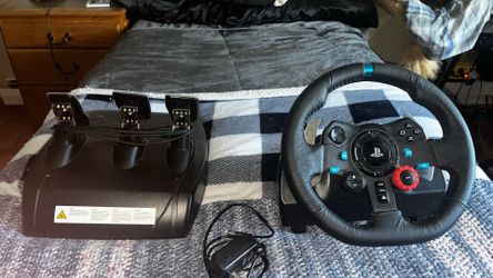 Logitech G29 Driving Force racing wheel and pedal set