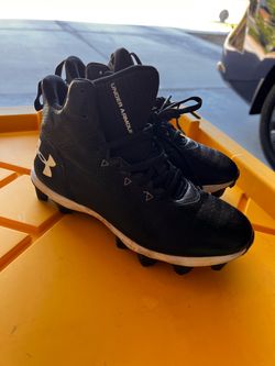 Under Armor Football Cleats Kids Size 4.5 Like New