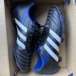 Soccer shoes
