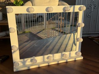 Hollywood Vanity Mirror with Bulbs