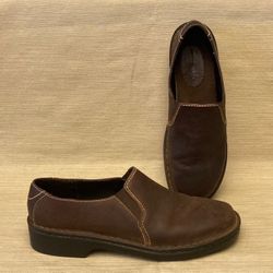 Clarks Saratoga women’s shoes size 11 M brown leather Fudge slip-on 1” heel 