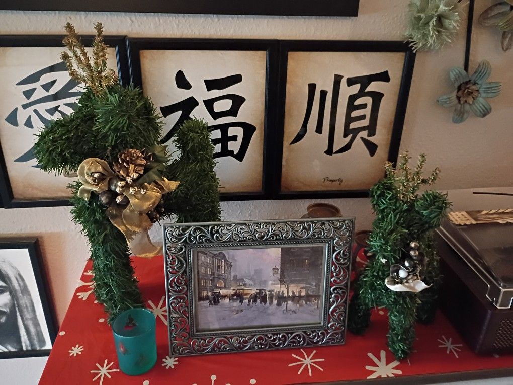 2 Christmas Reindeer Decorations 