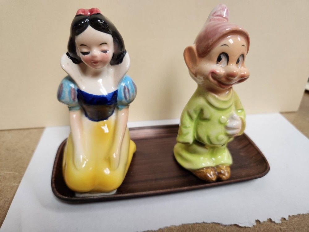 VINTAGE WALT DISNEY PRODUCTIONS SNOW WHITE & DOPEY SALT & PEPPER SHAKERS