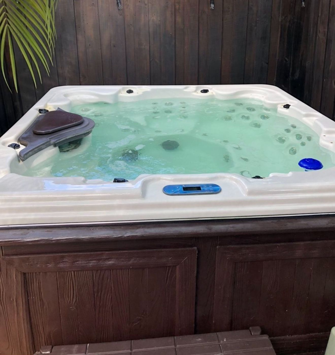 6 Person Jacuzzi. 85x85, 36H