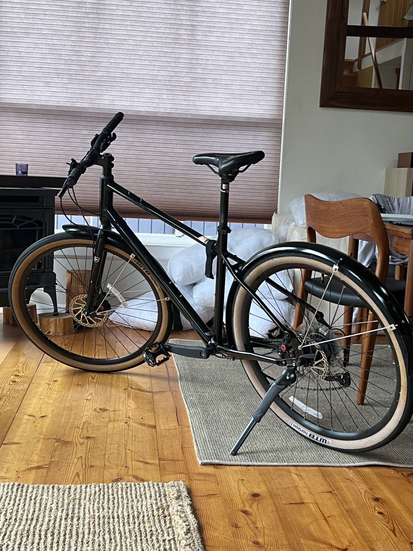 Kona- Dew Plus Gloss Black W/Charcoal &Nimbus Bike