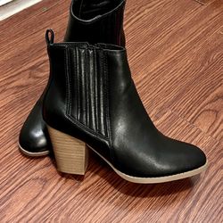 Womens Boots Size 7.1/2 Like New 