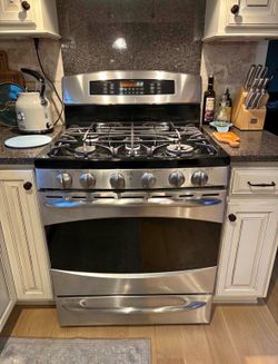 GE Profile 30-inch freestanding gas range