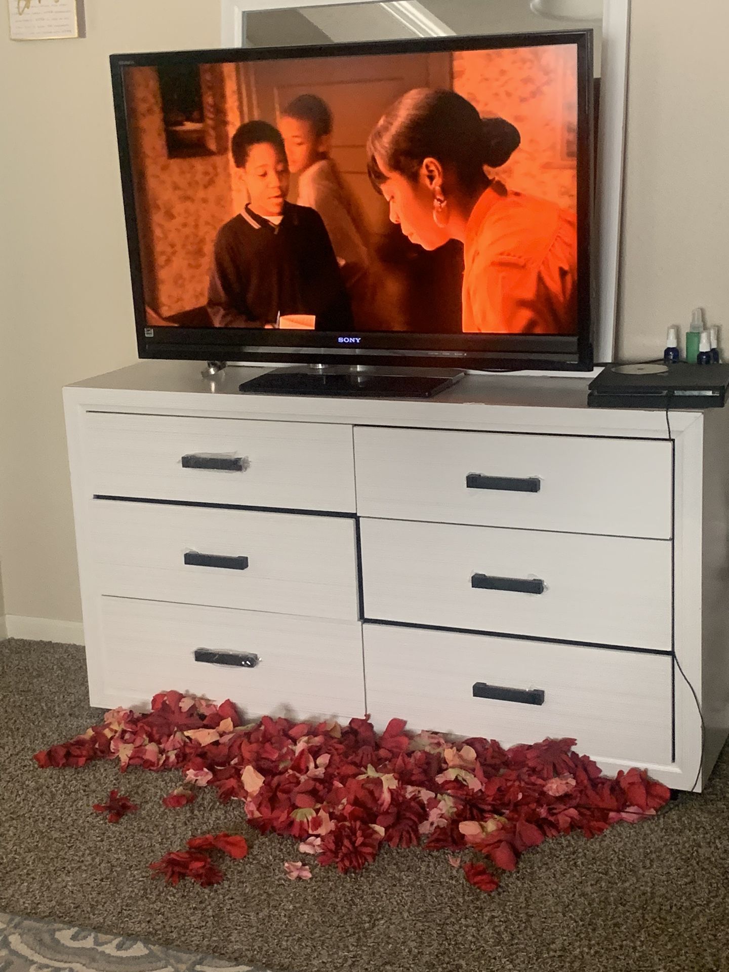 Tv, Dresser, Queen Bed Set