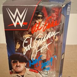 WWE ELITE SERIES AUTOGRAPH SERGEANT SLAUGHTER COLLECTIBLE ACTION FIGURE