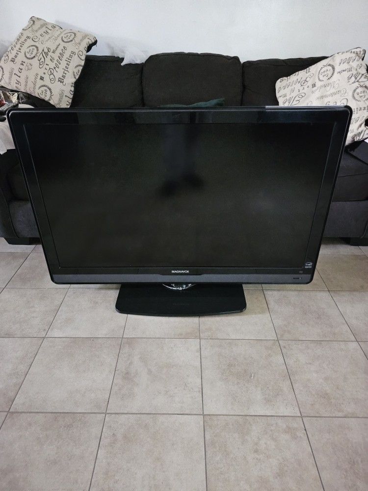 MAGNAVOX Flat Screen TV