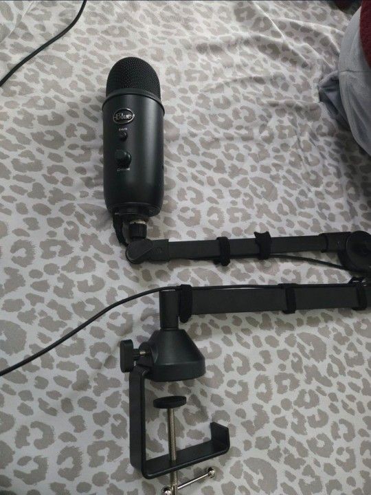 Yeti Usb Microphone With Table Mount
