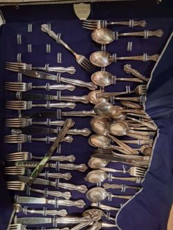 75 piece Classy silverware set including case