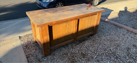 FREE DESK/WORK BENCH