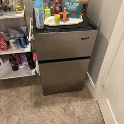 Magic Chef Mini fridge 