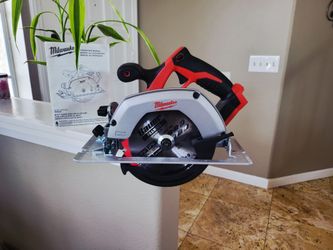 Milwaukee M18 18V Lithium-Ion Cordless 6-1/2 in. Circular Saw (Tool-Only)