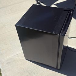 Mini fridge lightly used 