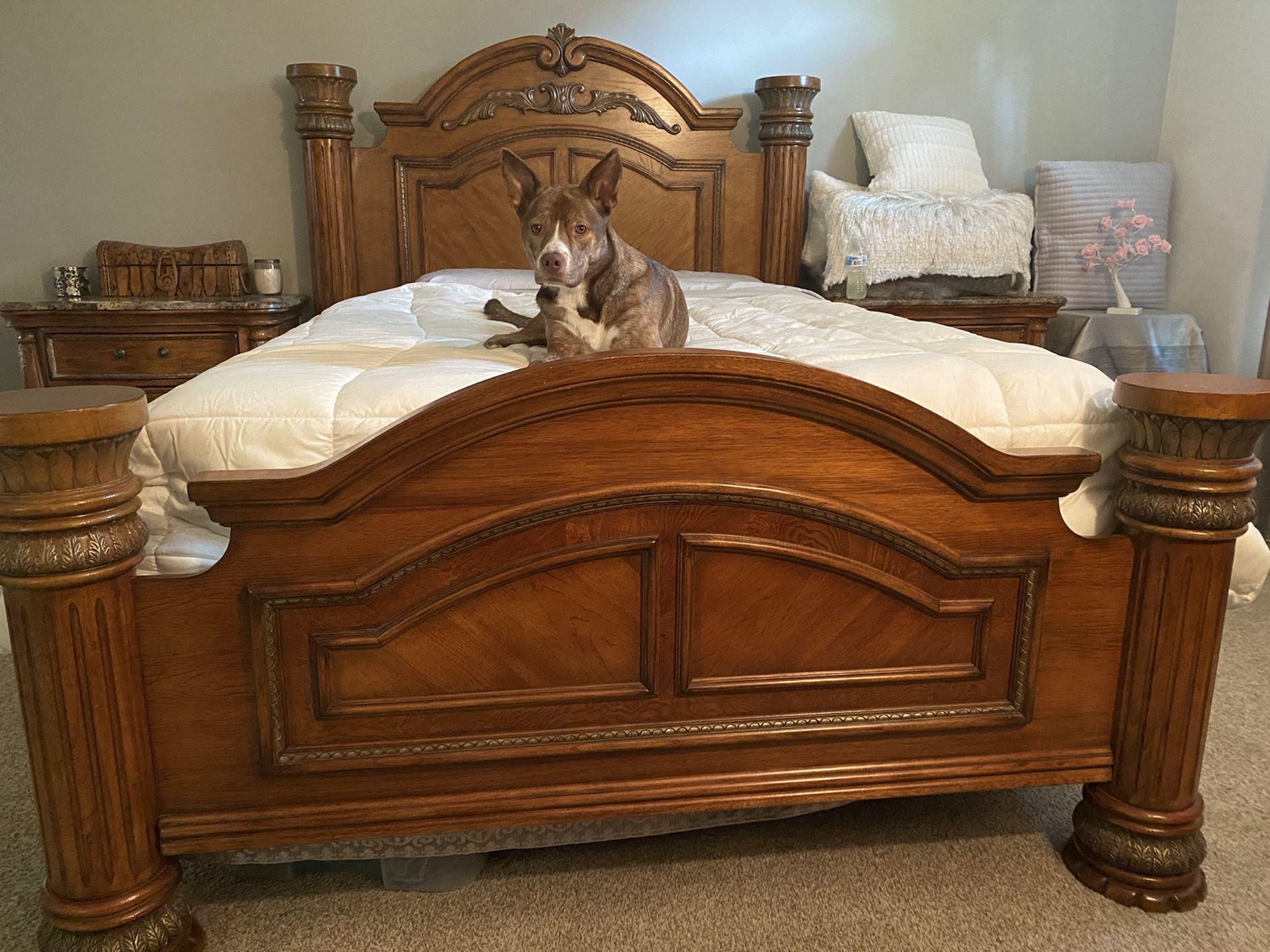 Bedroom set (Queen) - excellent condition - solid oak!