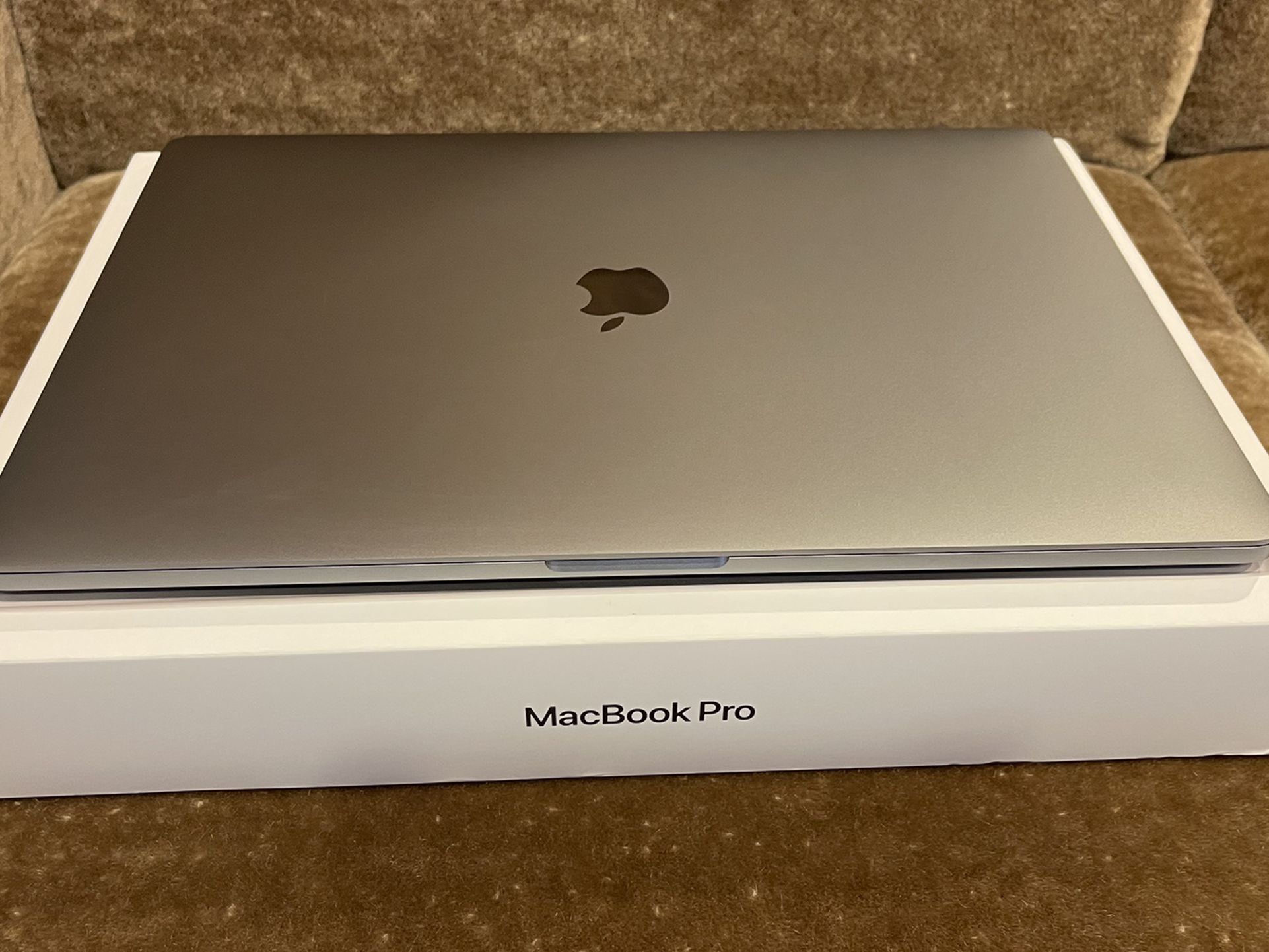 New $3,100 MacBook Pro 16” intel Core i9 1TB 8 Core Intel UHD 630