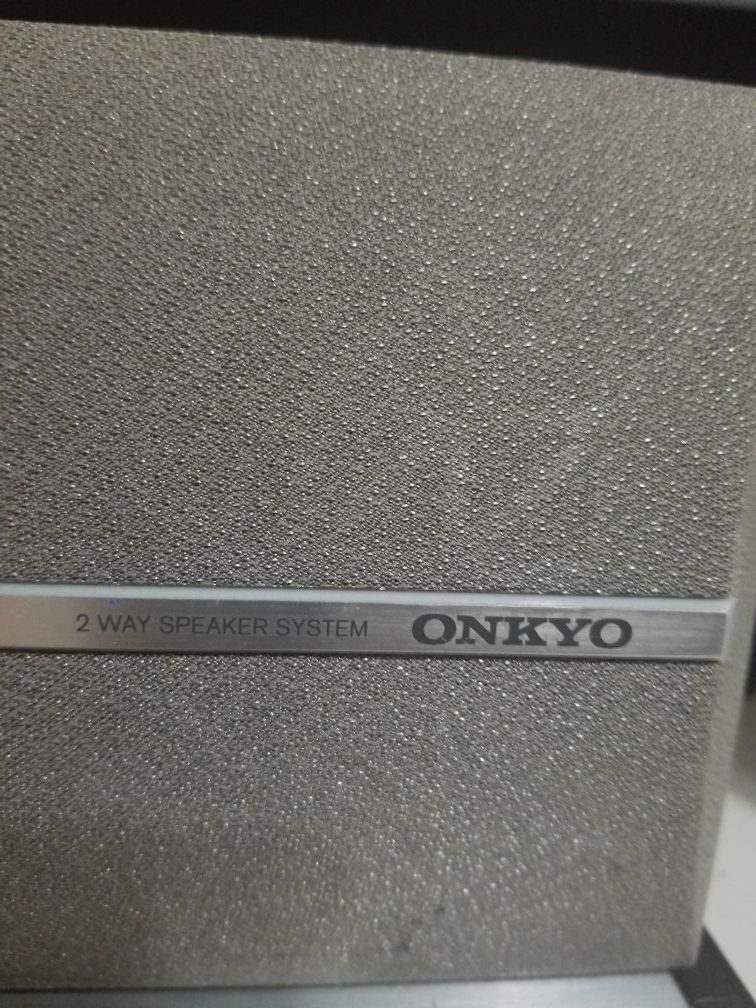 Onkyo speaker center